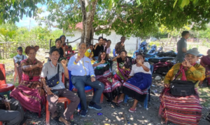 SBS Gunakan Hak Pilih di TPS 03 Desa Haitimuk, Tegaskan Pentingnya Keberlanjutan Pembangunan