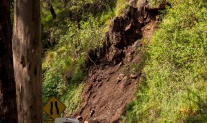 Tanah Retak hingga Rumah Ambruk, Warga Desa Naob Mengungsi Selamatkan Diri