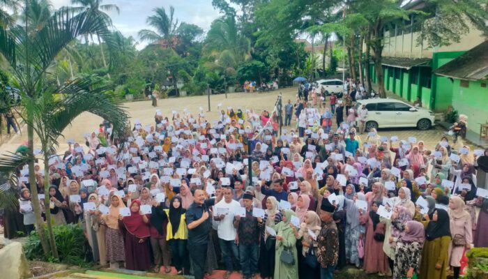 DPRD Pandeglang Yangto Salurkan Bantuan PIP dari Wahidin Halim kepada Ratusan Pelajar