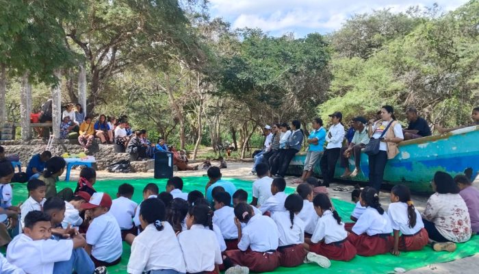 Kolaborasi Bengkel APPeK NTT dan Warga Merbaun Bangun Kesadaran Jaga Laut dari Ancaman Sampah