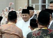 Pakai Baju Koko Putih, Prabowo Tiba di Pondok Modern Darussalam Gontor